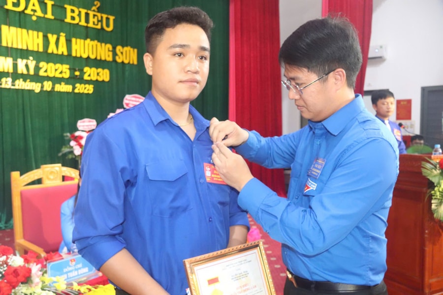 Trao Huy hiệu “Tuổi trẻ dũng cảm” cho người Đoàn viên lao mình xuống dòng lũ dữ để cứu bé trai 7 tuổi