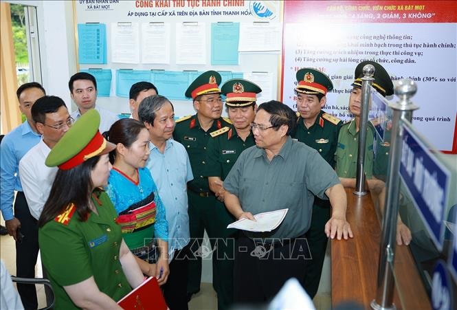 Thủ tướng Phạm Minh Chính kiểm tra Trung tâm Phục vụ hành chính công xã Bát Mọt, tỉnh Thanh Hóa