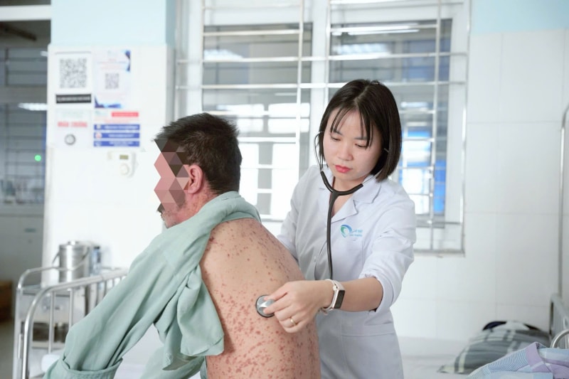 Uống thuốc giảm đau trôi nổi chứa Phenylbutazone, người đàn ông nhập viện