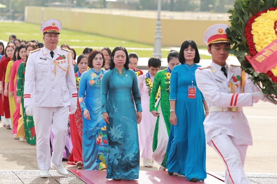 90 nữ đoàn viên công đoàn tiêu biểu báo công dâng Bác