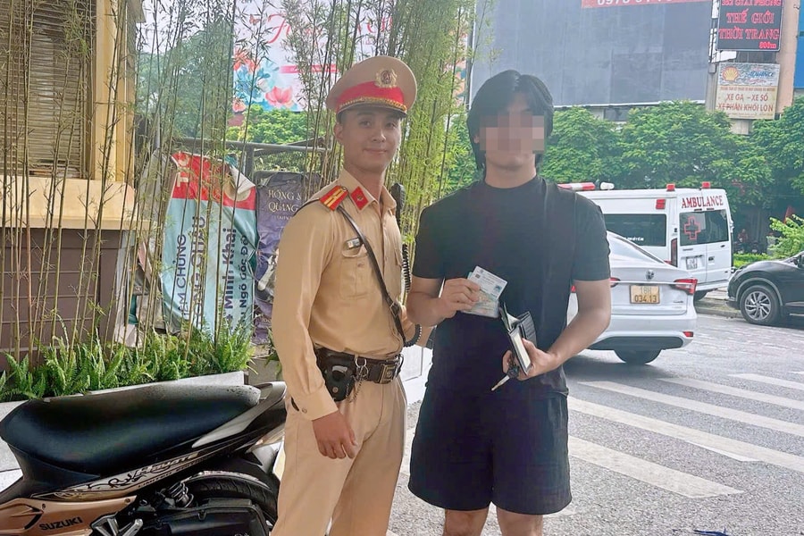 CSGT trao trả ví tiền và giấy tờ cho người dân đánh rơi trên đường Giải Phóng