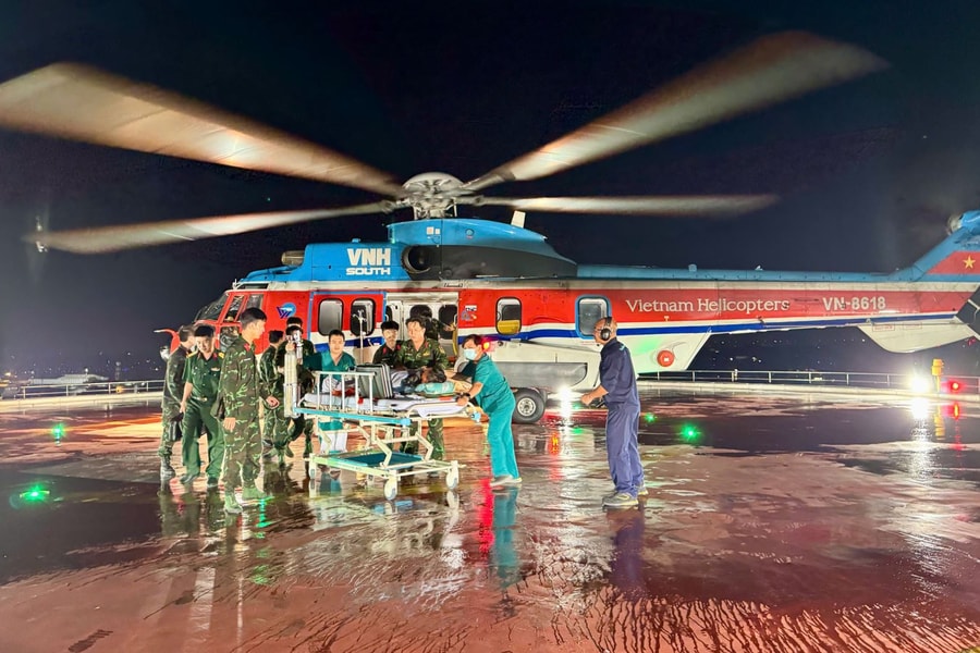 Chuyến bay trong đêm đưa bệnh nhân bị nhồi máu cơ tim cấp từ đảo Thuyền Chài về đất liền điều trị