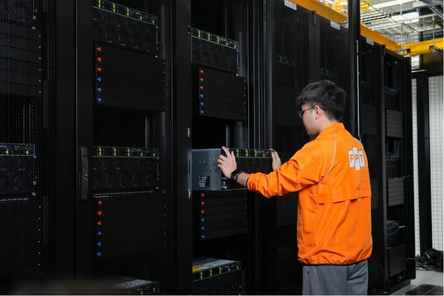 Sau giảm mục tiêu lợi nhuận, tạm thời “đóng băng” đầu tư AI mới, cổ phiếu FPT lùi về ngưỡng 90.000 đồng/cp