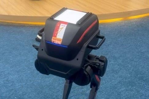 Vụ Đại học Bách khoa Hà Nội dán logo chồng lên robot nhà sản xuất nước ngoài: Sơ suất "khó chấp nhận"