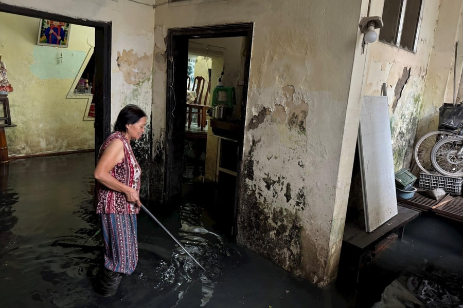 Ngôi nhà "đáng thương" giữa trung tâm Hà Nội: Gần 10 năm, cứ mưa là nhà ngập nước cống đen ngòm