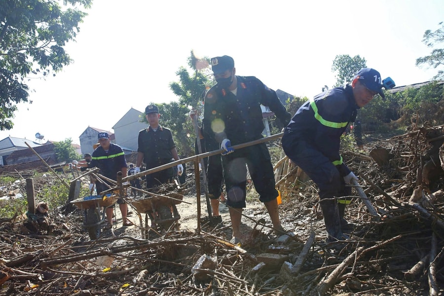 Công an Hà Nội huy động hơn 200 CBCS hỗ trợ Nhân dân xã Đa Phúc khắc phục hậu quả mưa lũ