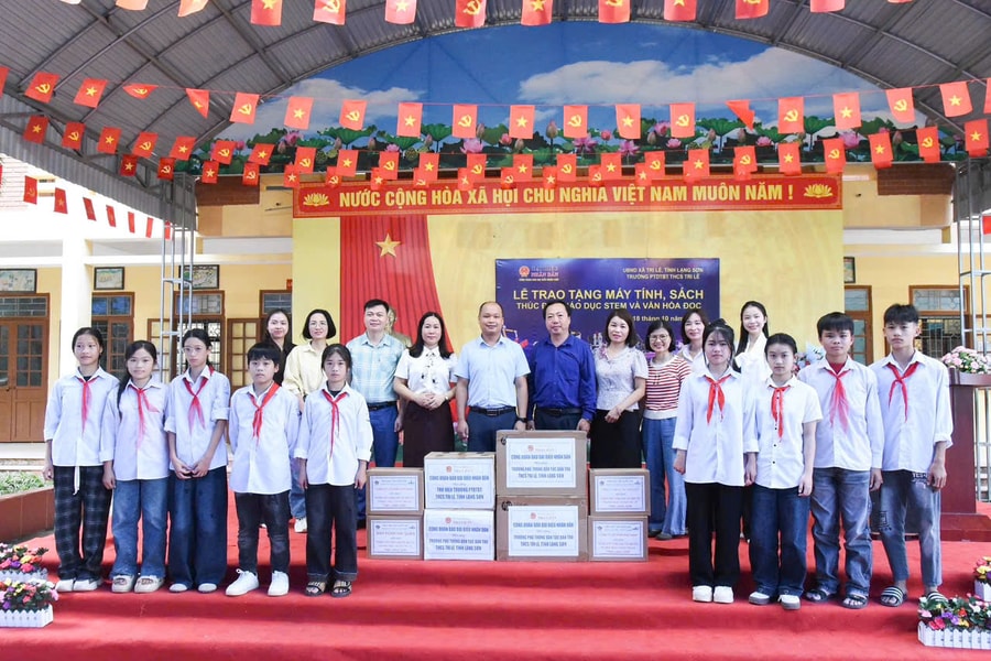 Công đoàn Báo Đại biểu Nhân dân trao tặng máy tính và sách cho 2 trường học tại Lạng Sơn