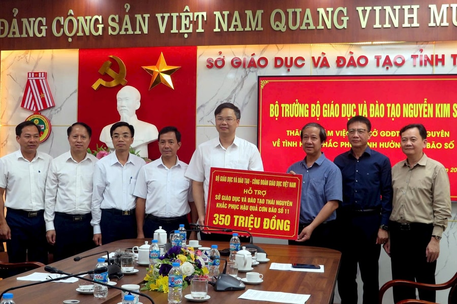 Bộ trưởng Nguyễn Kim Sơn thăm hỏi, động viên thầy và trò Thái Nguyên sớm ổn định nề nếp dạy học