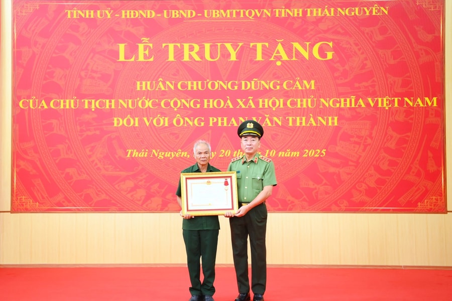 Truy tặng Huân chương Dũng cảm của Chủ tịch nước đối với ông Phan Văn Thành, Tổ trưởng Tổ bảo vệ an ninh, trật tự xóm Xuân Hà 1, xã Thành Công, tỉnh Thái Nguyên