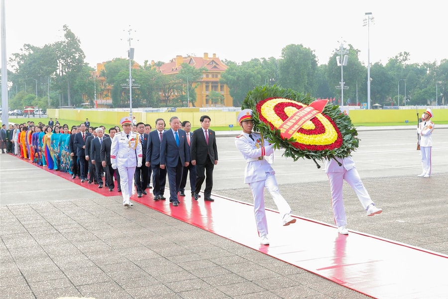 Lãnh đạo Đảng, Nhà nước vào lăng viếng Chủ tịch Hồ Chí Minh nhân dịp Kỳ họp thứ Mười, Quốc hội Khóa XV