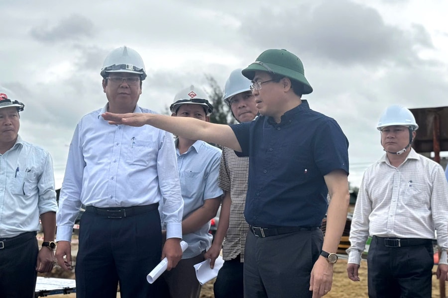 Chủ tịch UBND tỉnh Quảng Ngãi kiểm tra công tác phòng, chống bão số 12 tại công trình ven biển