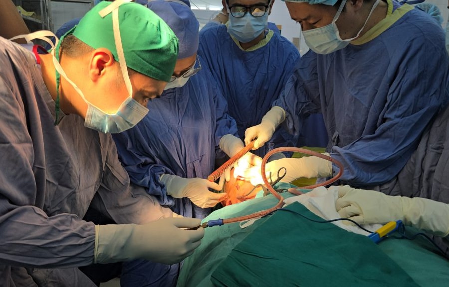 Nghẹt thở cấp cứu nam sinh bị thanh sắt đâm xuyên mặt