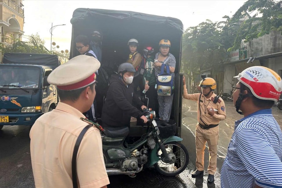 TP. Hồ Chí Minh: Mưa lớn gây ngập sâu, CSGT dùng xe chuyên dụng đưa học sinh, giáo viên qua các điểm ngập