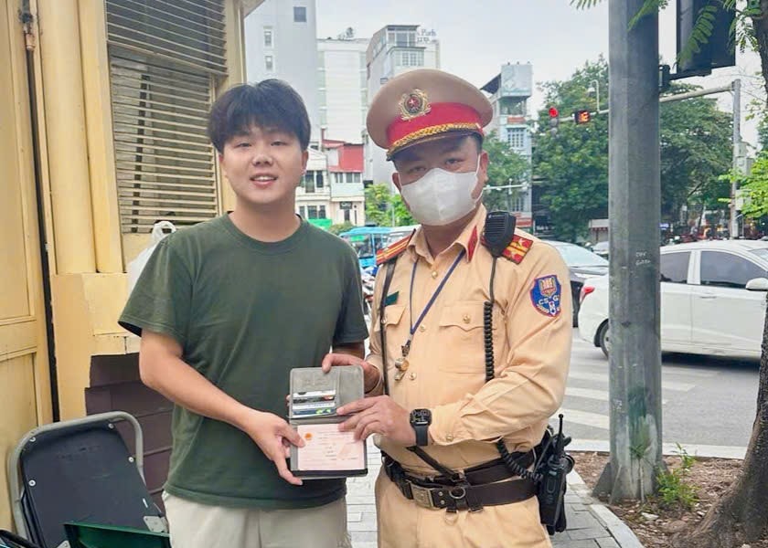 CSGT Hà Nội kịp thời hỗ trợ du khách Trung Quốc tìm lại tài sản thất lạc