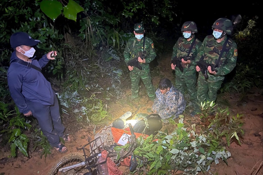 Quảng Trị: Ngăn chặn hai người nước ngoài vận chuyển thuốc nổ qua biên giới