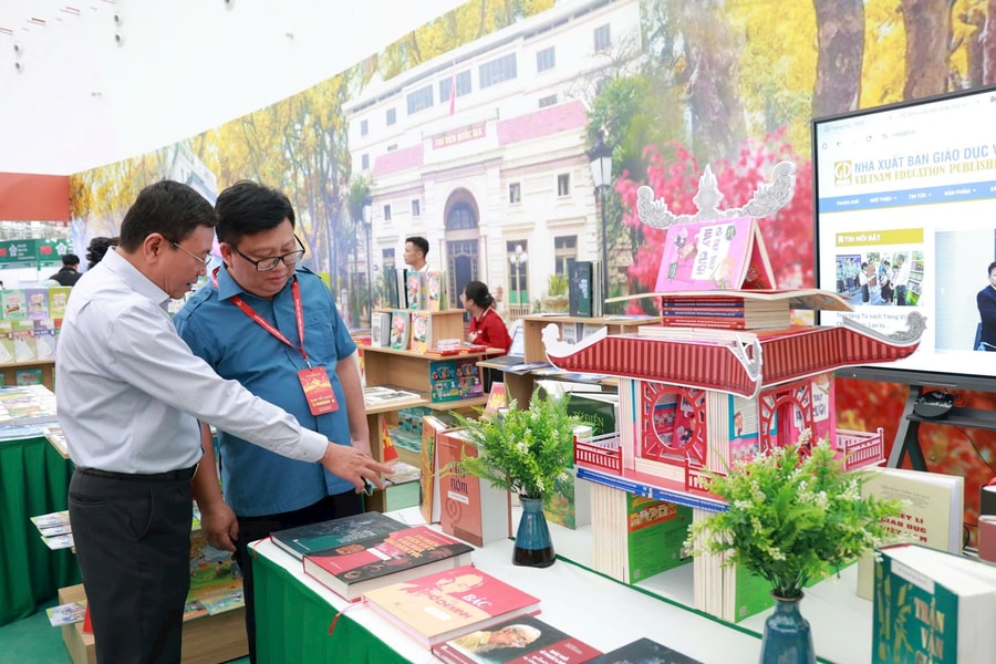 Gian hàng trưng bày của Nhà xuất bản Giáo dục Việt Nam mang đậm dấu ấn sáng tạo tại Hội chợ Mùa Thu lần thứ nhất
