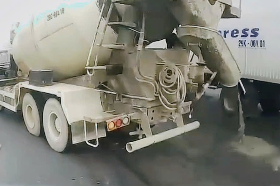 CSGT Hà Nội xử phạt tài xế xe bồn làm rơi vãi bê tông xuống đường