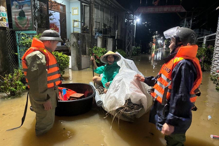 Thủy điện xả lũ trong mưa lớn, nhiều khu vực ở Đà Nẵng ngập sâu trong đêm