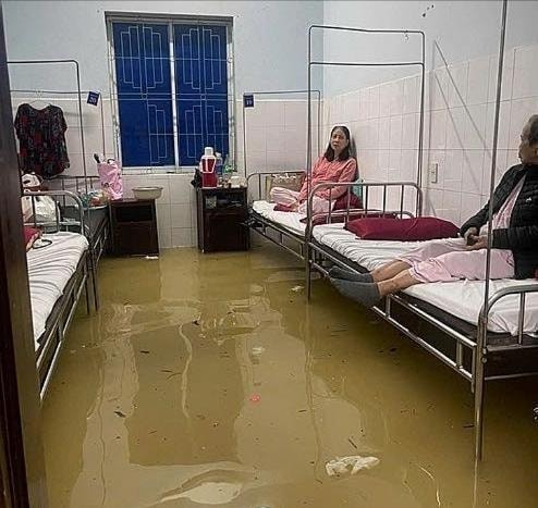 Bệnh viện Trung ương Huế xuyên đêm hỗ trợ bệnh nhân di chuyển đến nơi an toàn