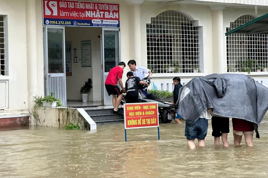 TP. Huế ngập sâu nhiều khu vực: Các trường đại học triển khai đội phản ứng nhanh, hỗ trợ sinh viên cư trú tạm thời