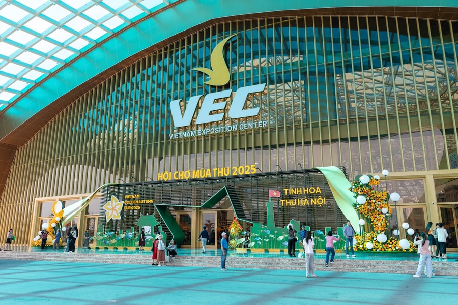 Gian hàng Vietnam Airlines hút khách tham quan tại Hội chợ Mùa thu 2025