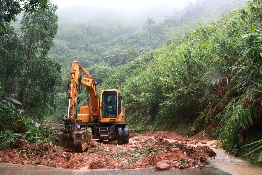 Quảng Ngãi: Sau tiếng nổ lớn, hàng nghìn mét khối đất đá từ sườn núi đổ xuống, 1.700 người dân bị cô lập