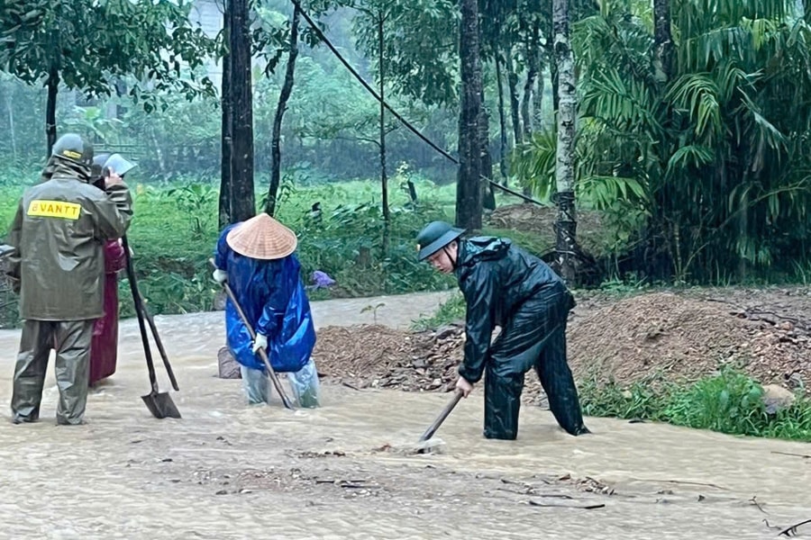 Bộ đội Biên phòng thành phố Huế hỗ trợ người dân di dời đến nơi an toàn