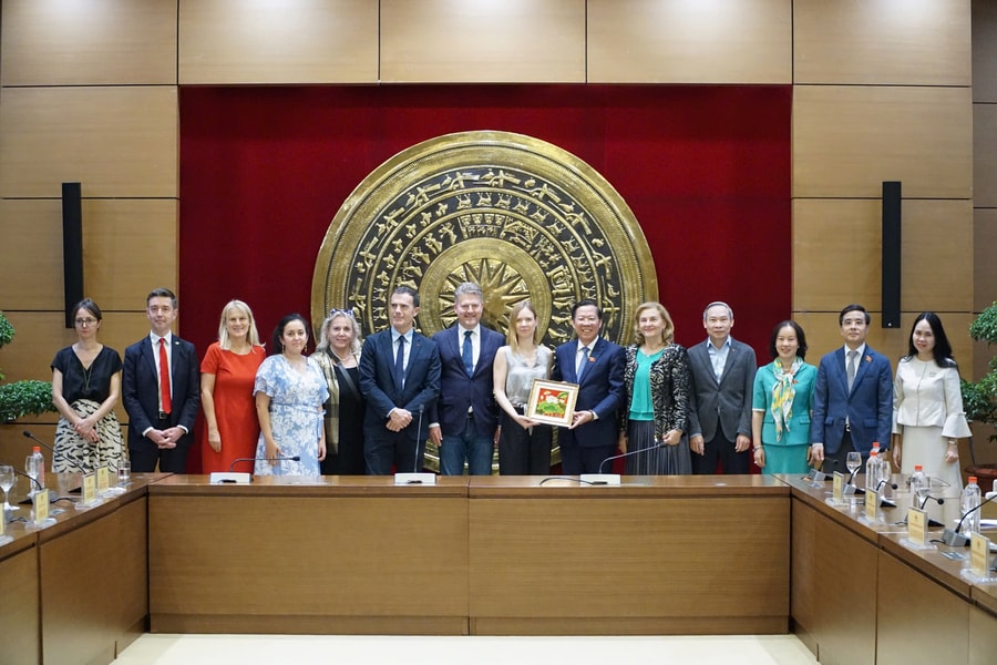 Chia sẻ kinh nghiệm xây dựng khung pháp lý về thương mại điện tử