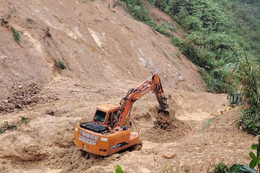 Đường Hồ Chí Minh qua Quảng Ngãi, Đà Nẵng liên tiếp bị sạt lở, chia cắt do mưa lũ