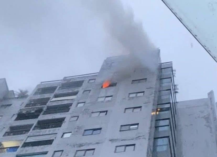 Khẩn trương khống chế đám cháy tại chung cư Winhouse Hàm Nghi, Hà Tĩnh