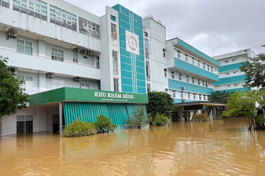 Đà Nẵng: Gần 1.500 người bệnh điều trị và tránh trú nước lụt tại Bệnh viện Đa khoa Khu vực Quảng Nam