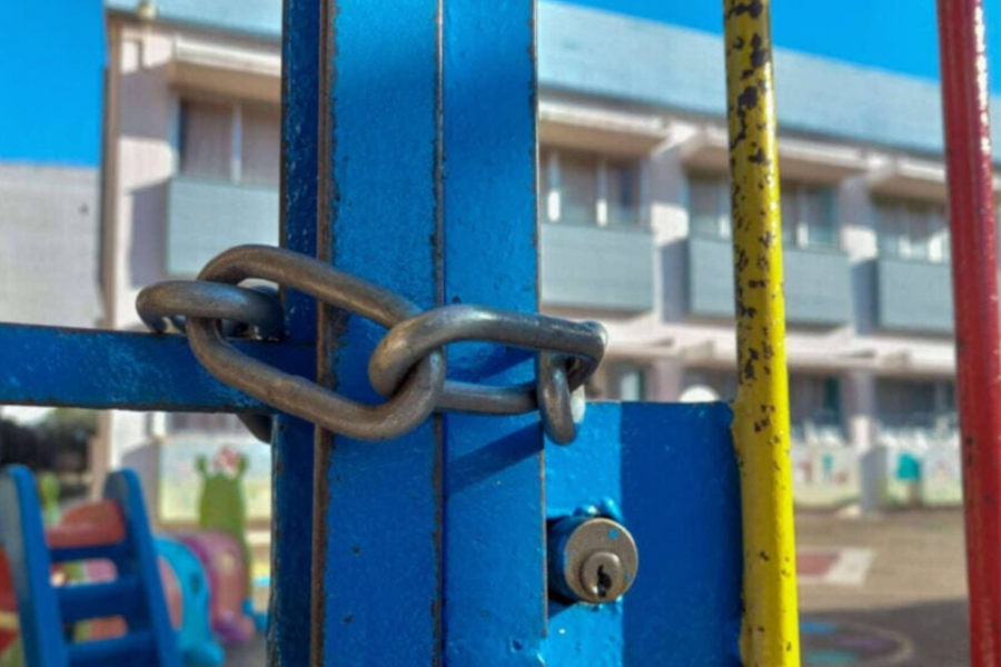 Khi tiếng trống trường dần tắt trên các đảo Hy Lạp