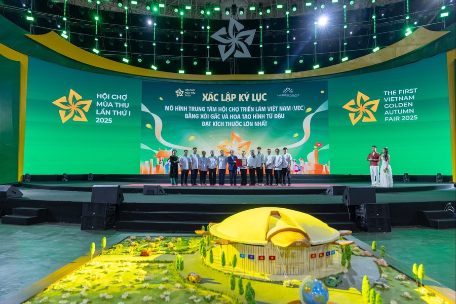 Mô hình Trung tâm Triển lãm Việt Nam bằng xôi gấc xác lập kỷ lục tại Hội chợ Mùa thu