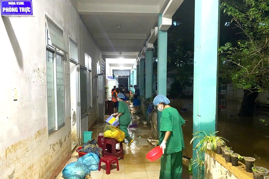 Nước lũ rút dần, ngành Y tế Đà Nẵng khẩn trương vệ sinh môi trường, phòng dịch