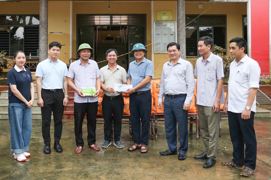 Phó Chủ tịch Thường trực HĐND TP. Đà Nẵng tặng quà cho bà con vùng "rốn lũ" Thu Bồn, Duy Xuyên