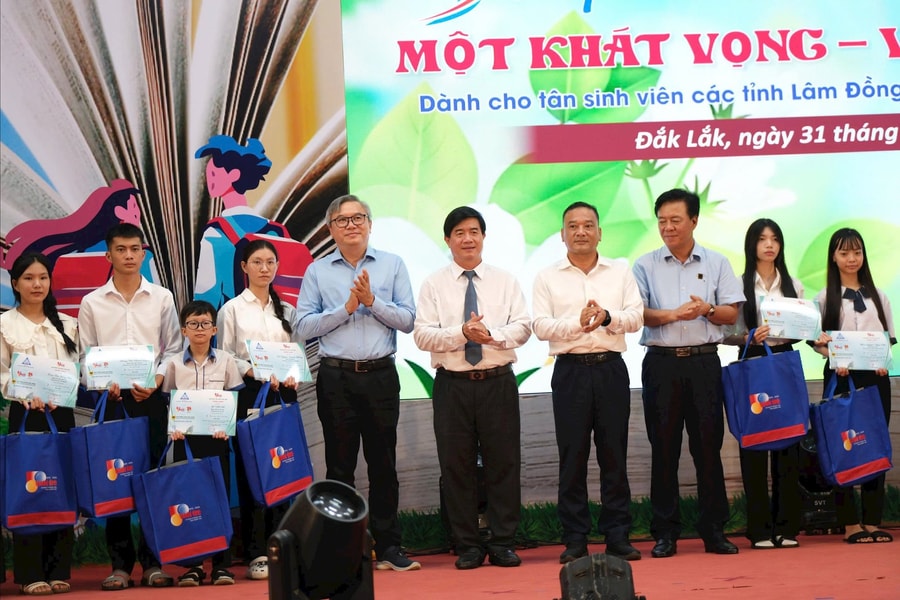 “Tiếp sức đến trường” cho 143 tân sinh viên vượt khó Tây Nguyên và Duyên hải Nam Trung Bộ