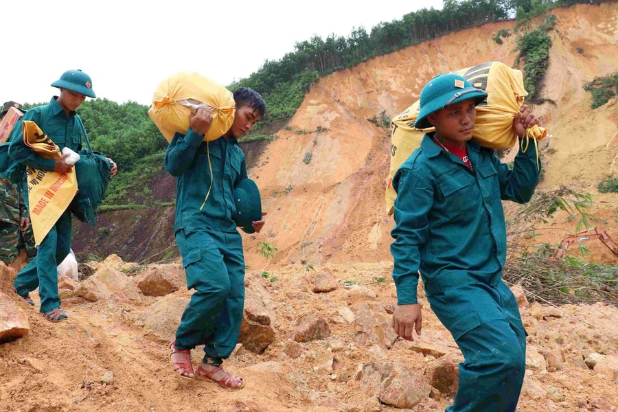 Bộ đội cõng hàng băng qua vùng sạt lở để tiếp tế các bản làng bị cô lập