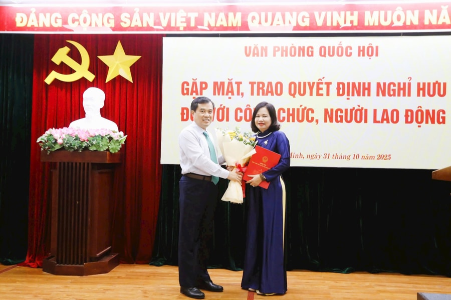 Văn phòng Quốc hội gặp mặt, trao Quyết định nghỉ hưu đối với công chức, người lao động