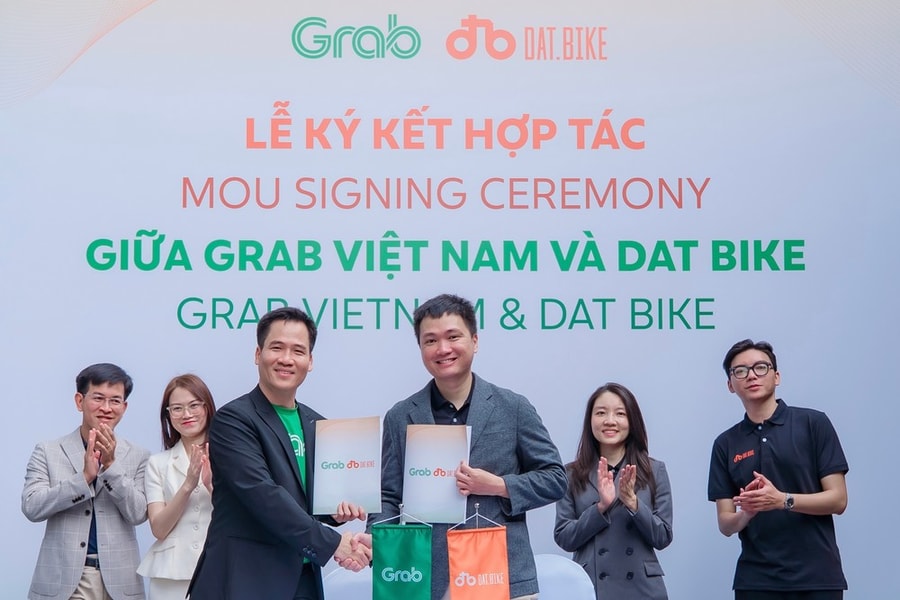 Grab Việt Nam và Dat Bike hợp tác hỗ trợ tài xế công nghệ chuyển đổi xanh