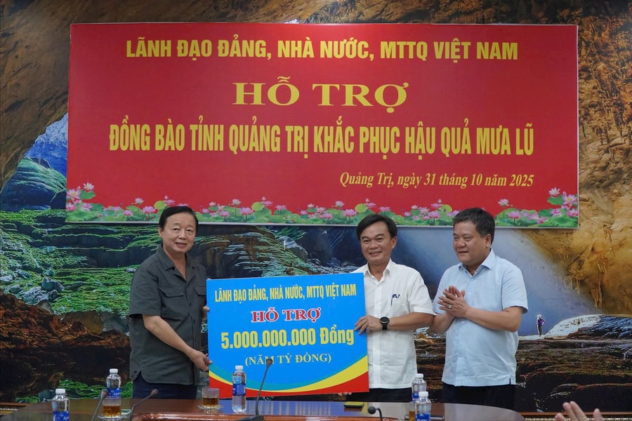 Phó Thủ tướng Chính phủ Trần Hồng Hà trao quà hỗ trợ tỉnh Quảng Trị khắc phục hậu quả mưa lũ