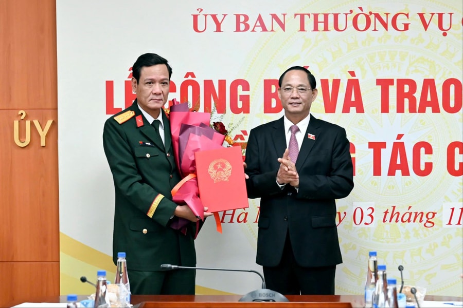 Phó Chủ tịch Quốc hội, Thượng tướng Trần Quang Phương dự Lễ công bố và trao Nghị quyết về công tác cán bộ