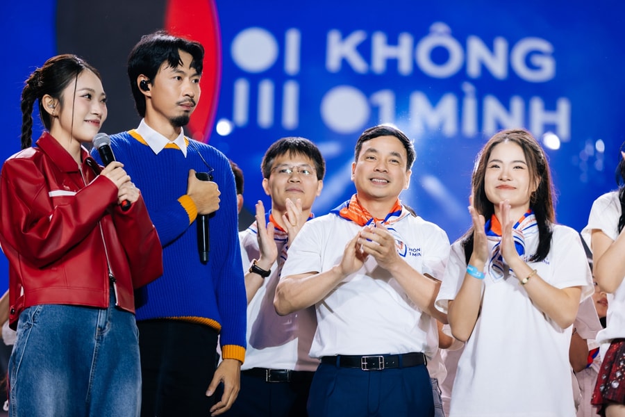 Hàng nghìn khán giả đội mưa cùng “Không Một Mình” - đêm Gala âm nhạc bùng nổ khép lại Ngày hội An toàn Trực tuyến 2025