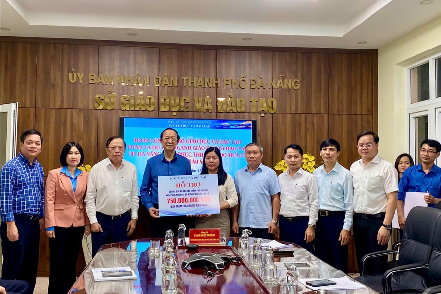 Lãnh đạo Bộ GD-ĐT thăm hỏi, động viên ngành Giáo dục Đà Nẵng, kiểm tra khắc phục sau mưa lũ