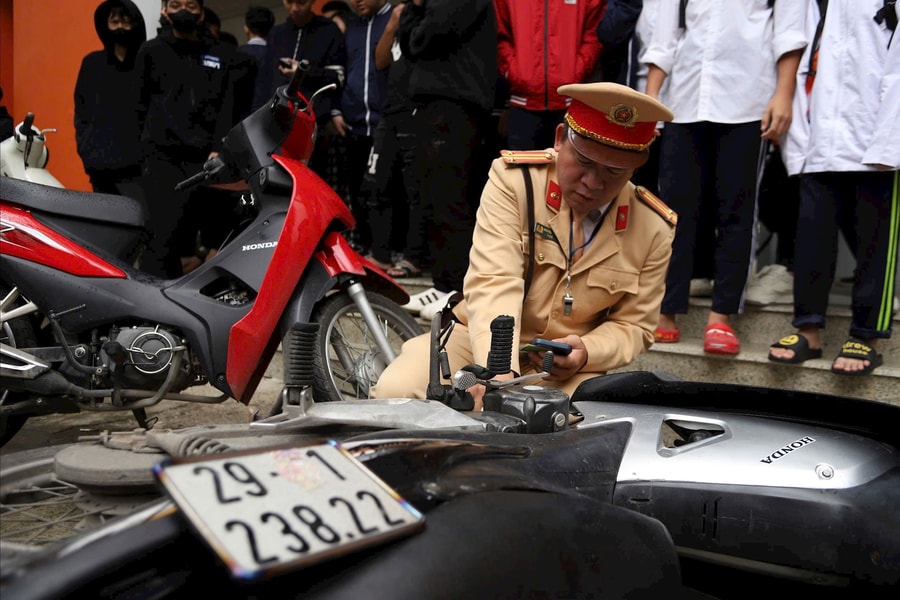 CSGT Hà Nội đồng loạt kiểm tra việc chấp hành pháp luật giao thông của học sinh