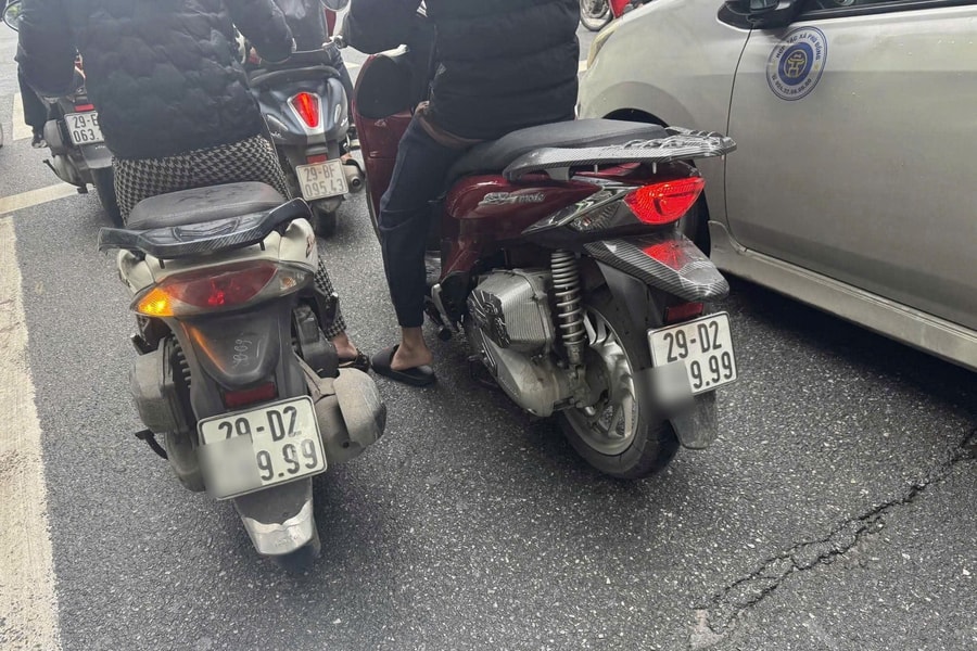 Hai xe mô tô gắn cùng một biển kiểm soát, CSGT phát hiện một xe dùng biển giả