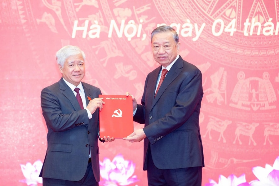 Tổng Bí thư Tô Lâm trao quyết định phân công, chỉ định Phó Bí thư Thường trực Đảng ủy Quốc hội
