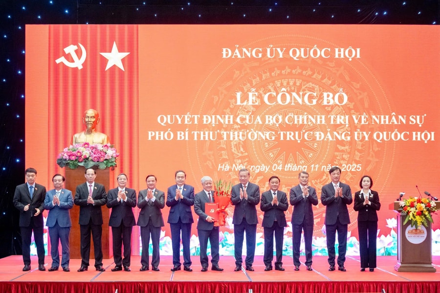 Tổng Bí thư Tô Lâm trao quyết định của Bộ Chính trị về công tác nhân sự