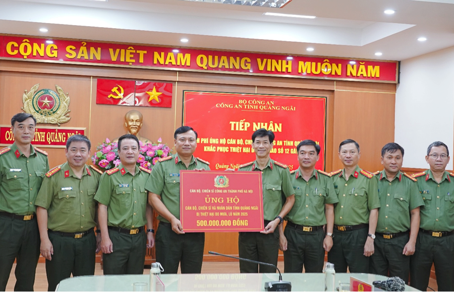 Công an TP. Hà Nội thăm hỏi, trao quà ủng hộ Quảng Ngãi và Đà Nẵng khắc phục hậu quả sau bão lũ