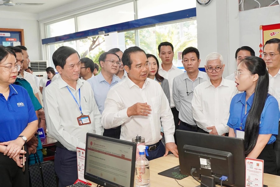 Chủ tịch UBND TP. Hồ Chí Minh y êu cầu ra soát, bỏ ngay các thủ tục hành chính không cần thiết