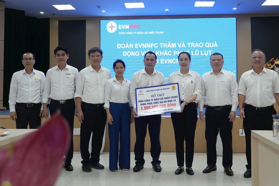 EVNNPC ủng hộ 1,5 tỷ đồng giúp Tổng công ty Điện lực miền Trung khắc phục hậu quả bão lũ